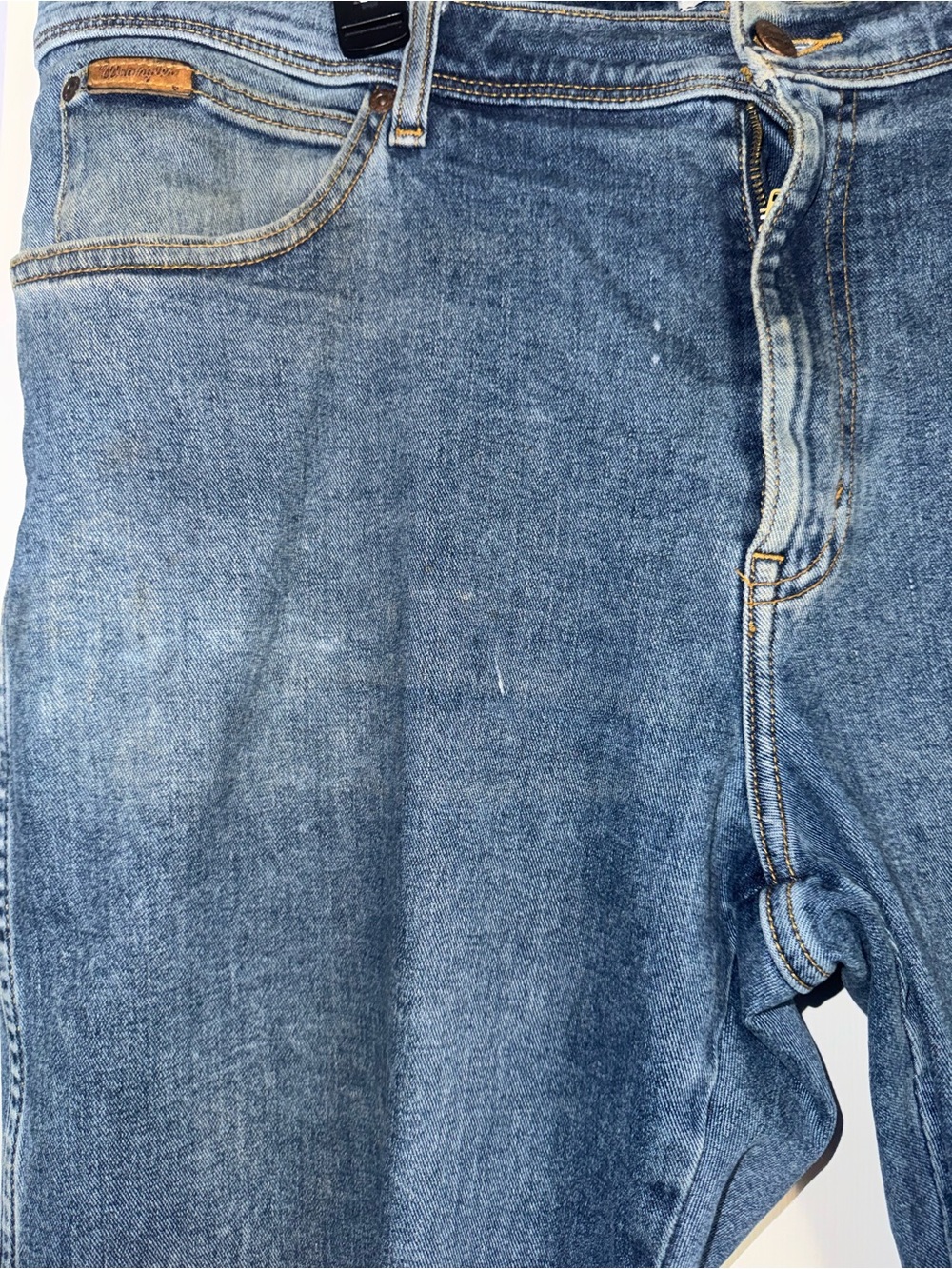 Wrangler Classic Straight Men's Jeans in Medium Blue - Picture 2 of 6